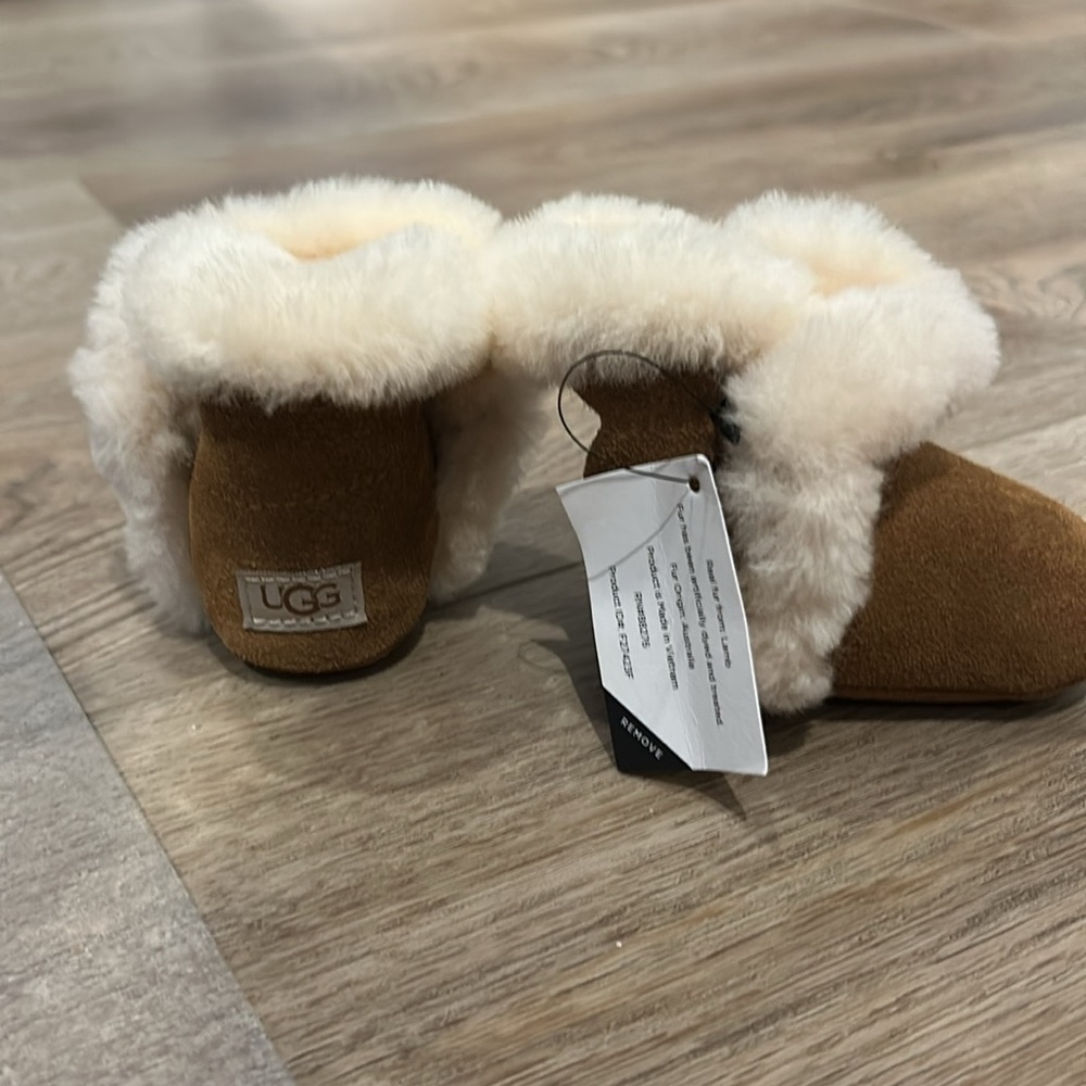 NWT baby UGG boots size 0/1